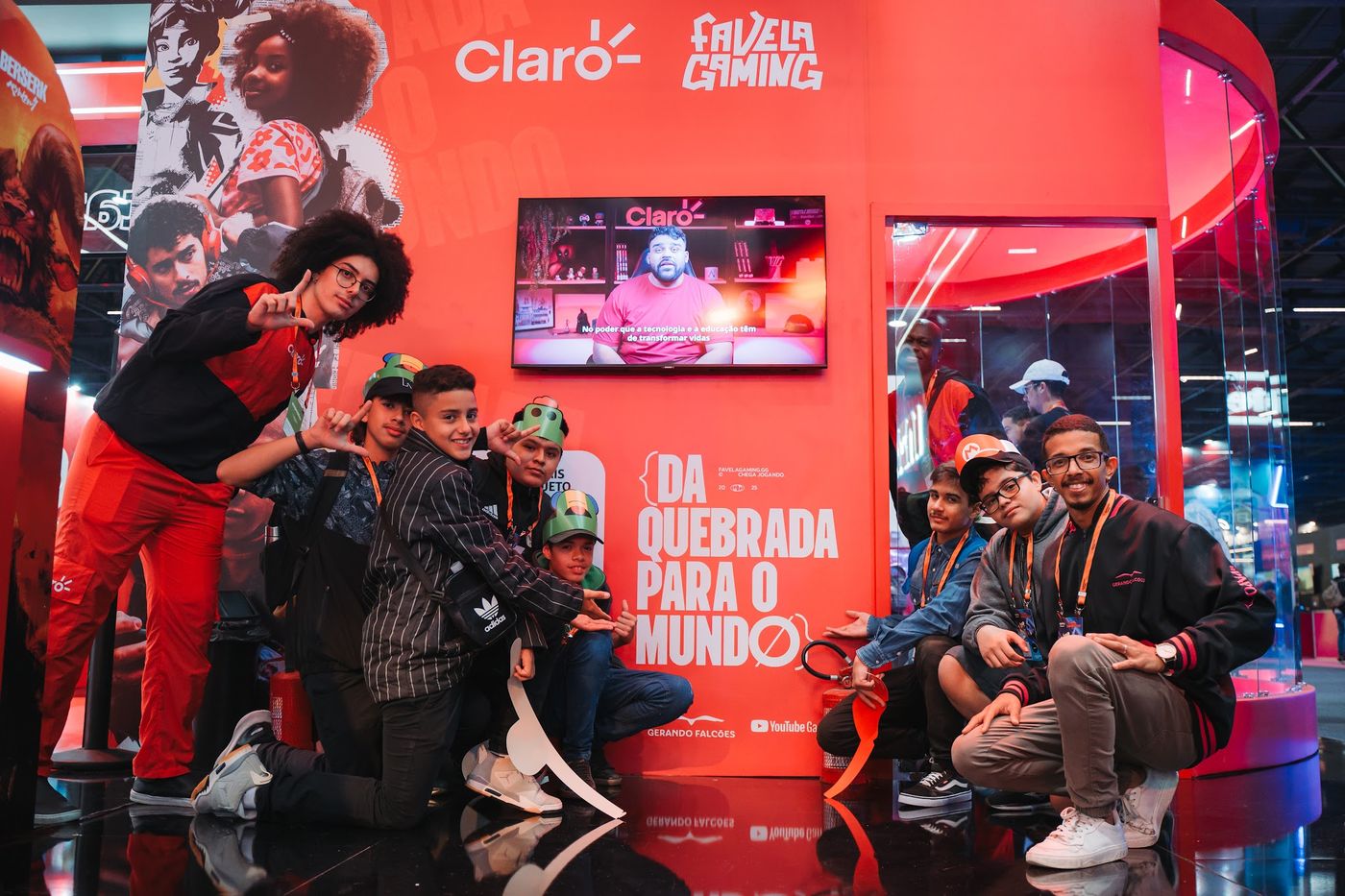 Estande Claro e Favela Gaming com jovens jogando