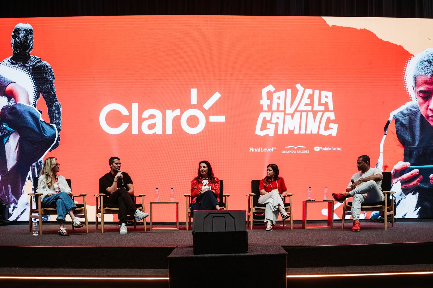 Painel Claro e Favela Gaming no palco da Gamescom