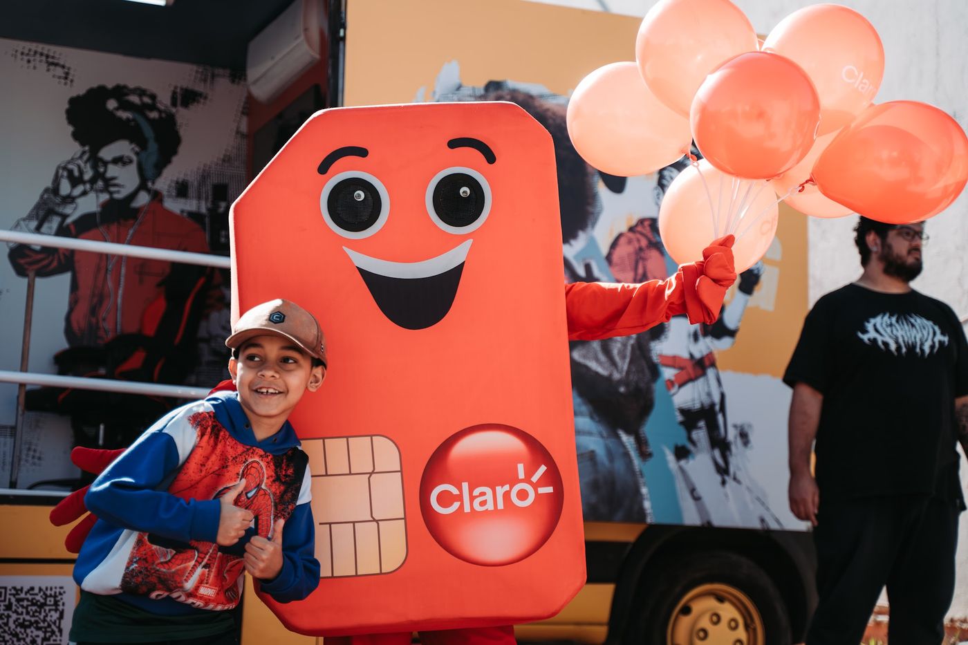 Mascote da Claro com crianças na comunidade