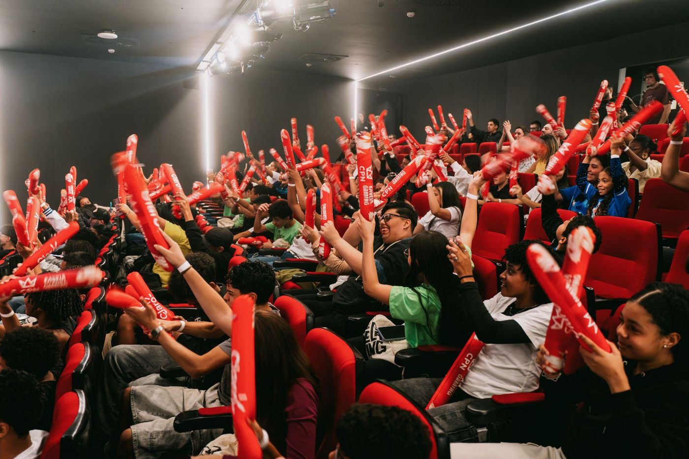 Plateia comemorando em evento Favela Gaming