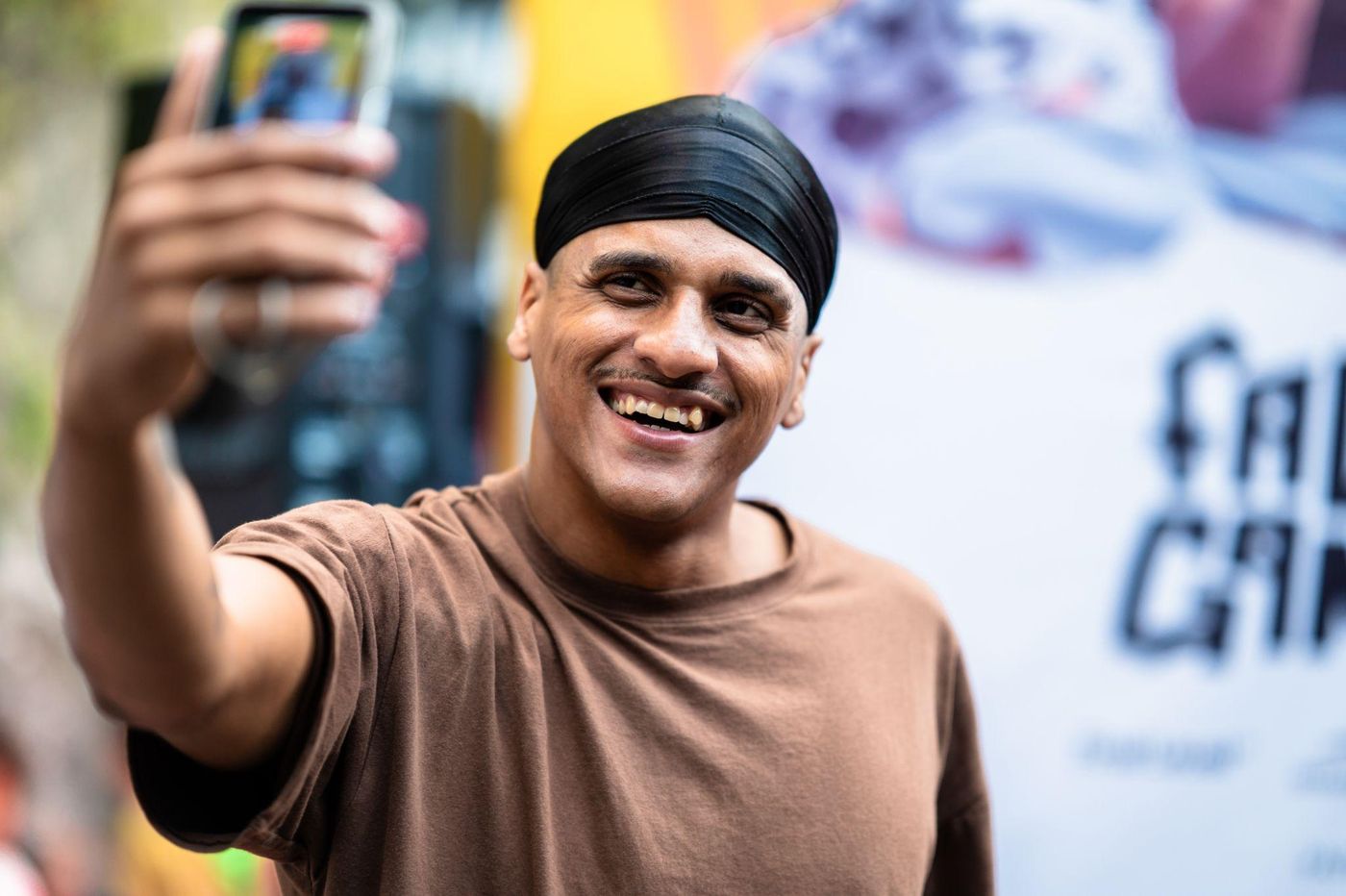 Creator fazendo selfie em evento Favela Gaming