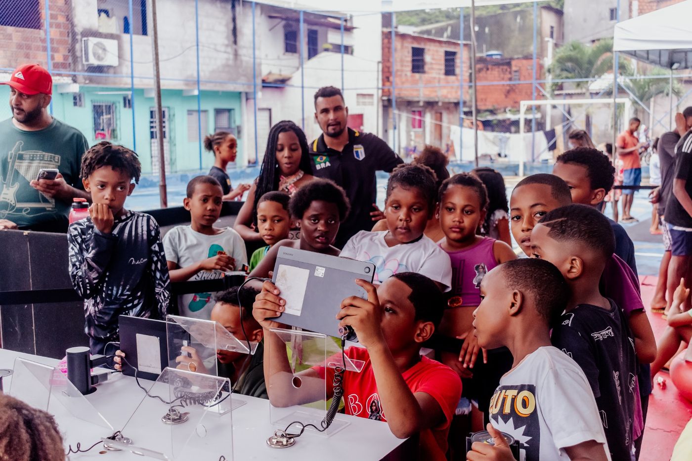 Crianças em atividade da Favela Gaming