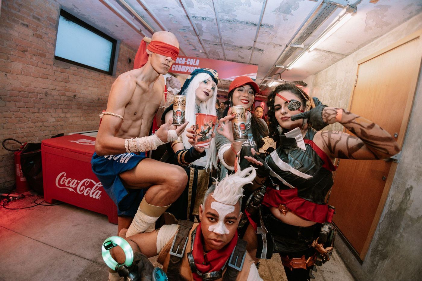Cosplayers da comunidade de Wild Rift no evento