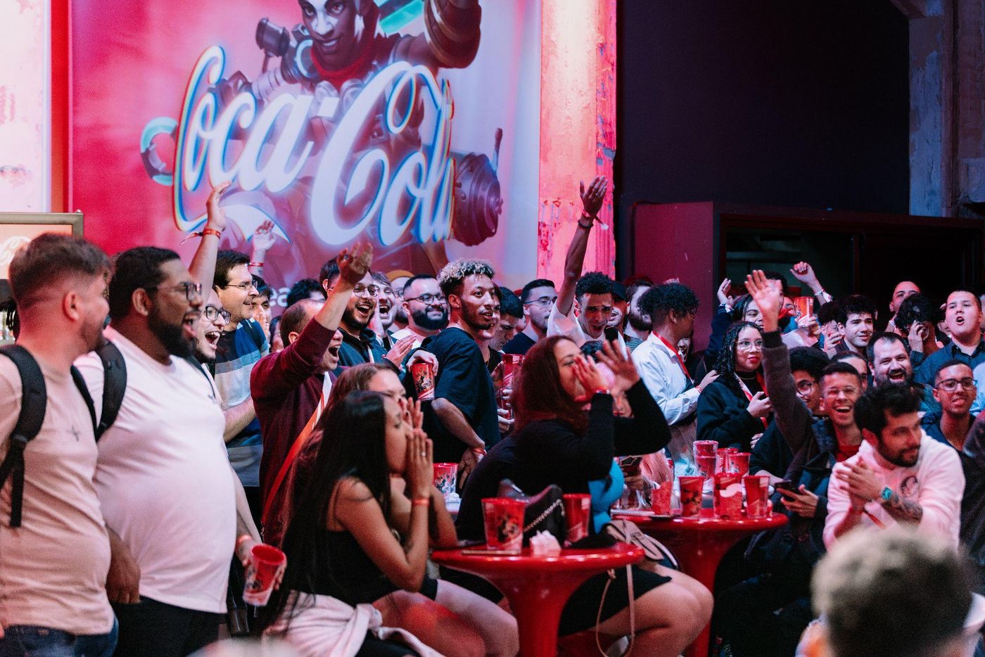 Público assistindo às partidas com Coca-Cola