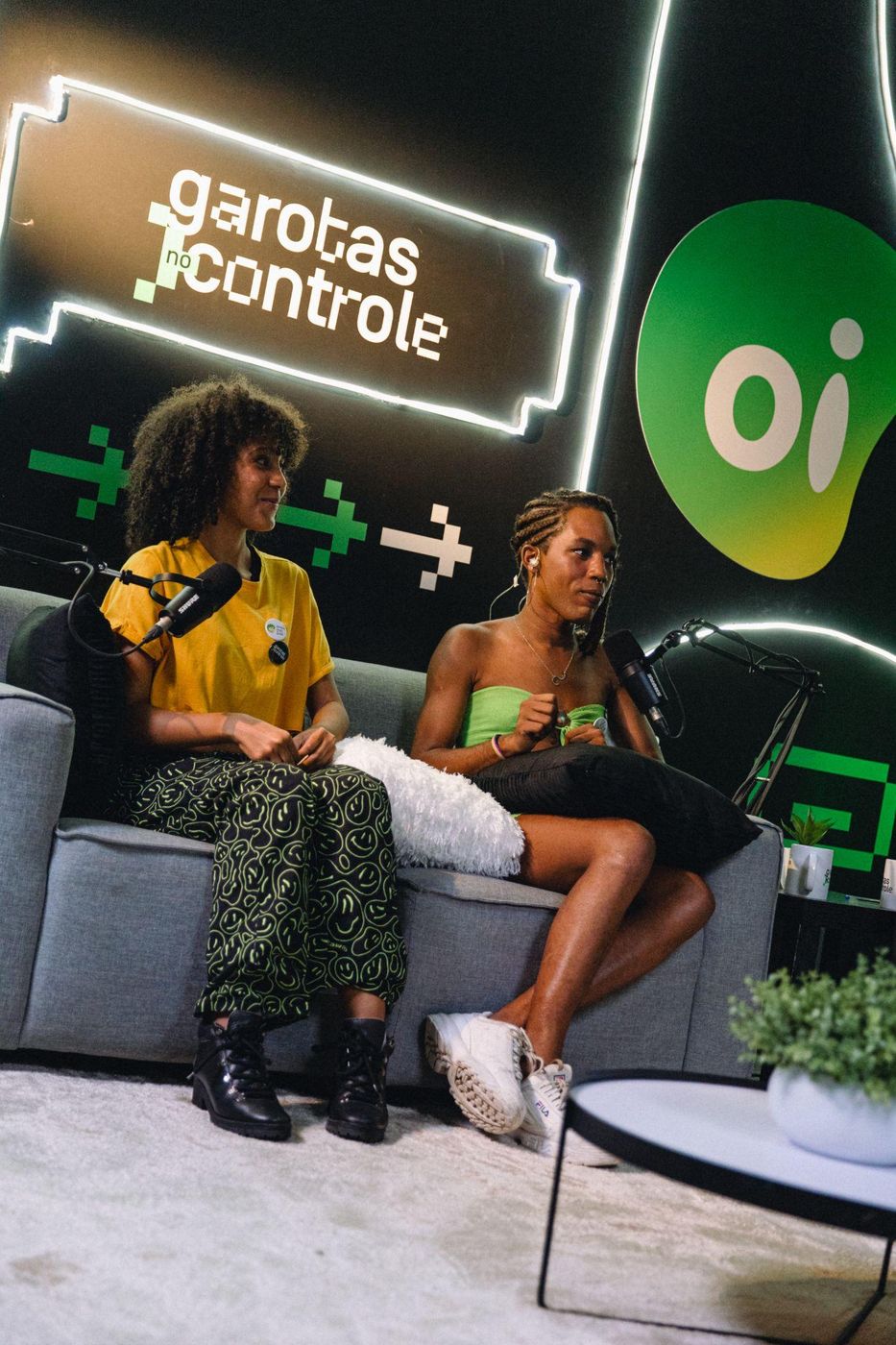 Duas criadoras no set do videocast Garotas no Controle