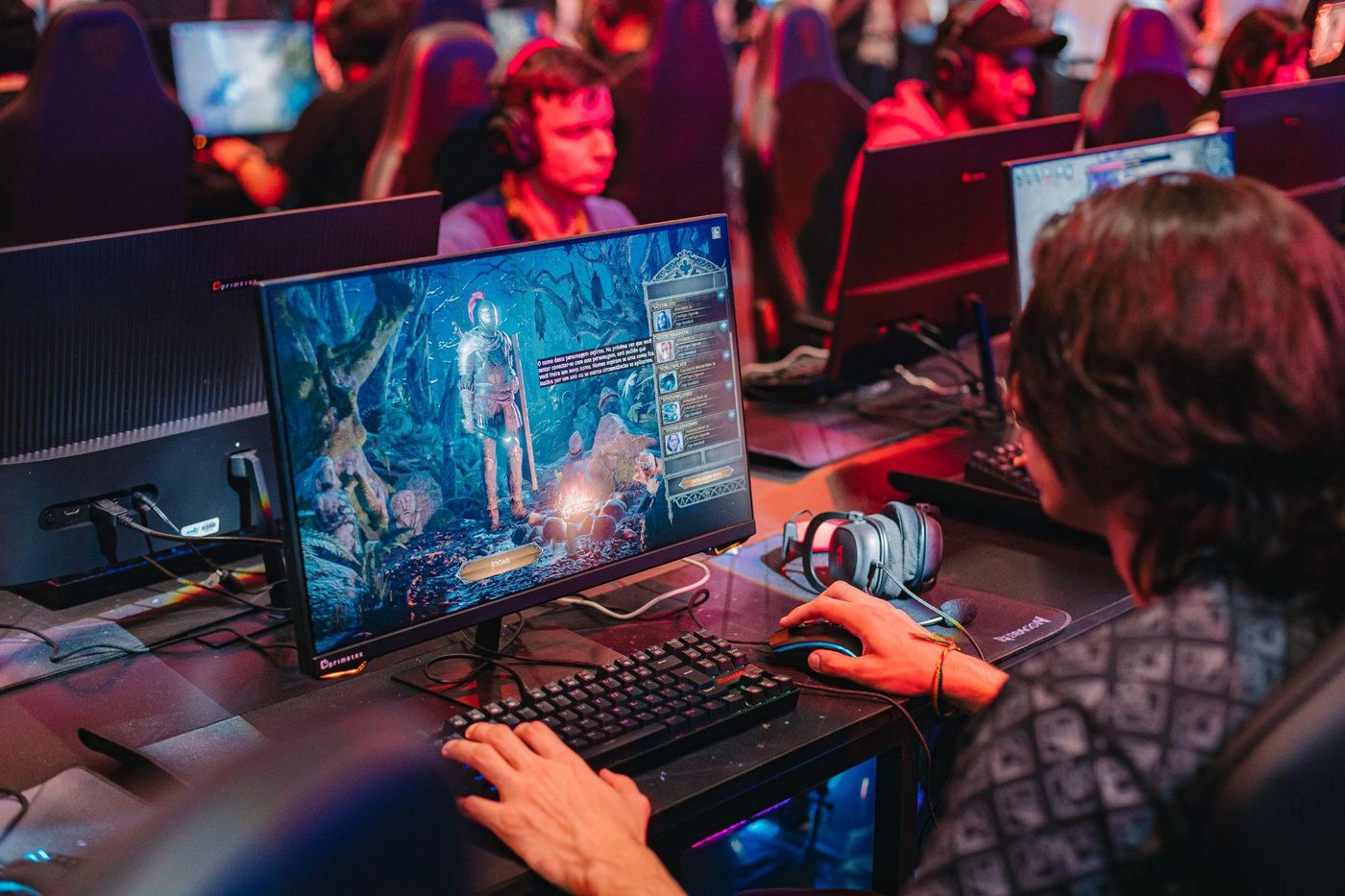 Jogador no estande de Path of Exile 2