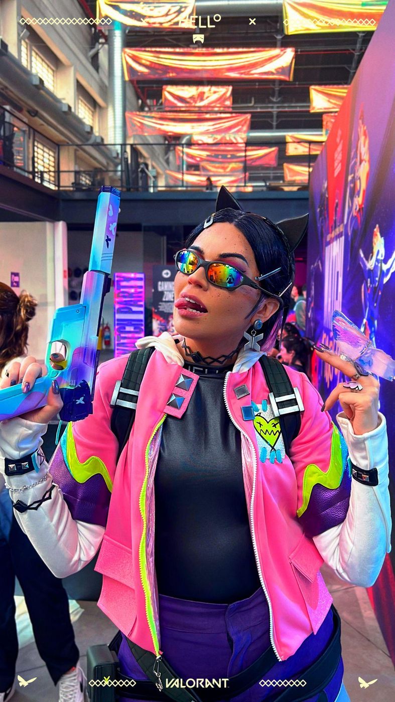 Cosplayer de Valorant em evento