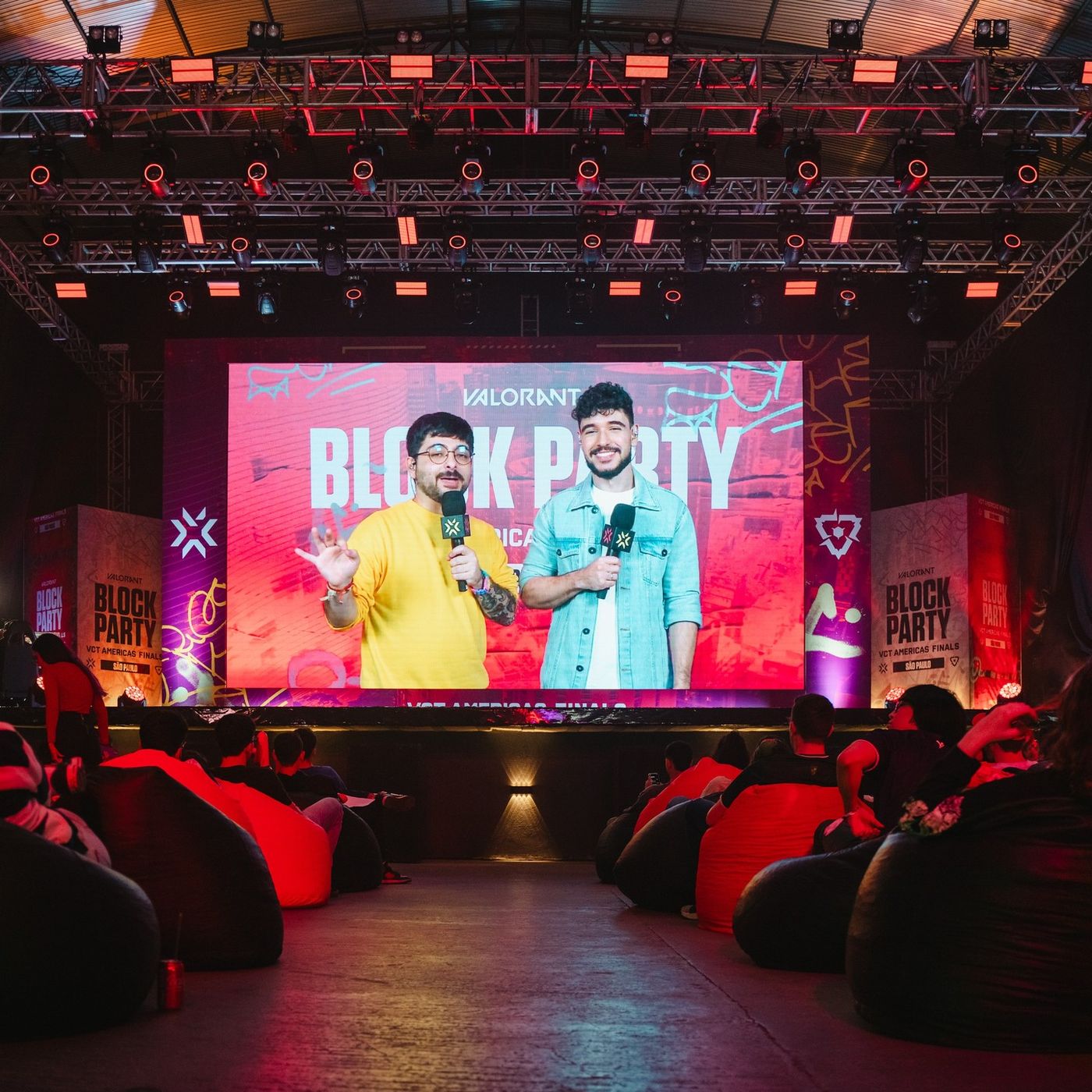 Watch party com telão e público