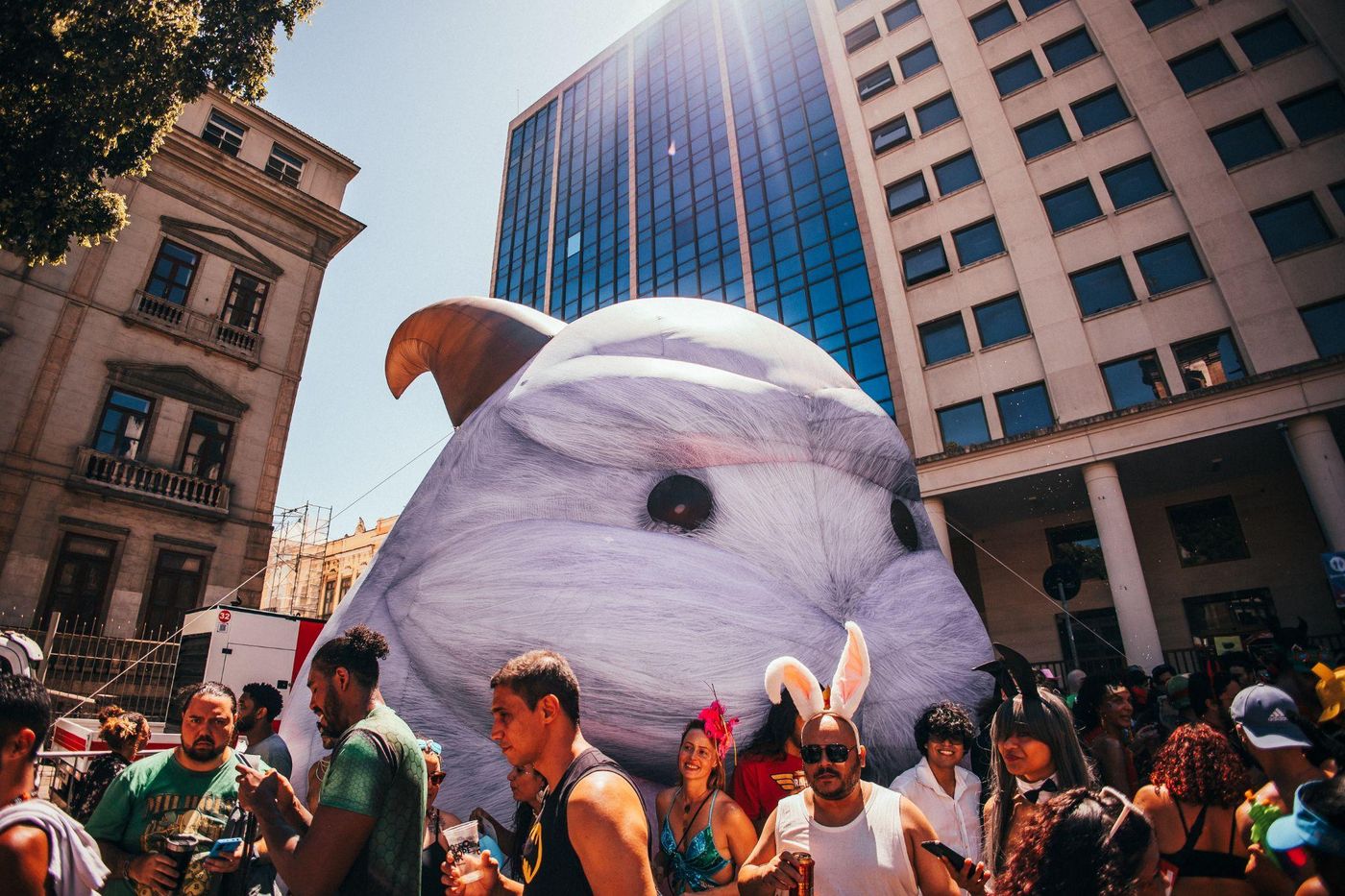 Balão gigante de personagem na rua