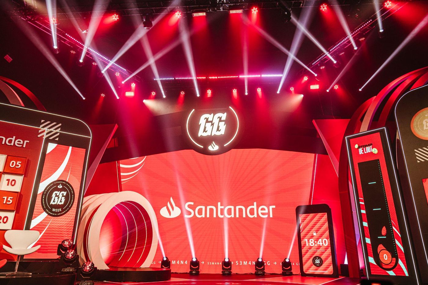 Palco do Santander GG Week com telão e iluminação vermelha