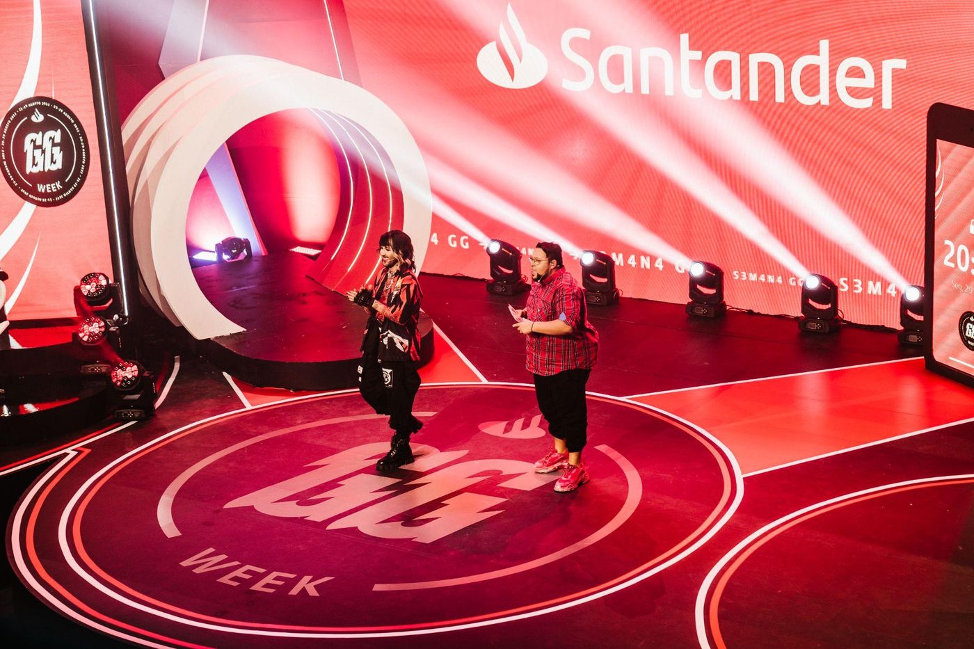 Apresentadores no palco circular do GG Week