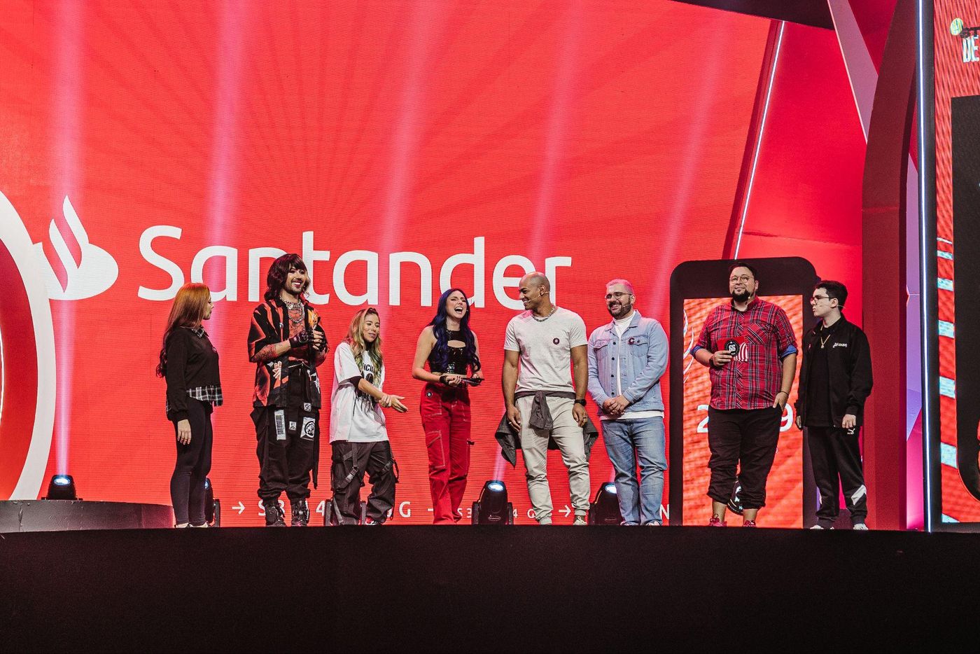 Creators e convidados no palco do Santander
