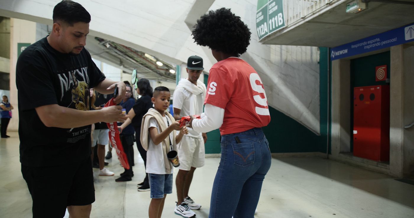 Torcedores com material da Superbet na arena