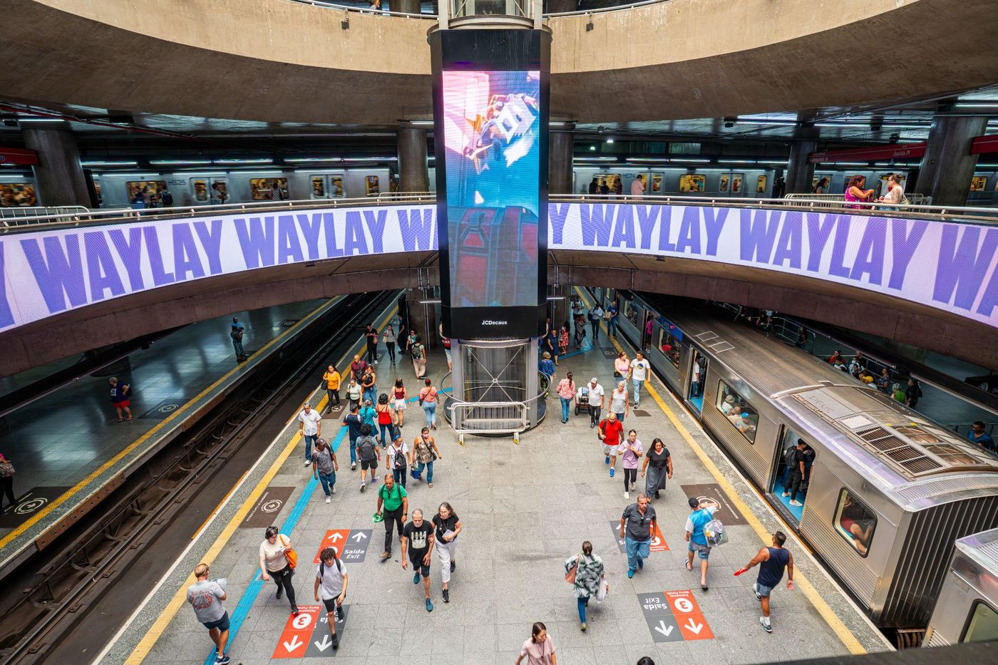 Estação de metrô tomada pela campanha Waylay